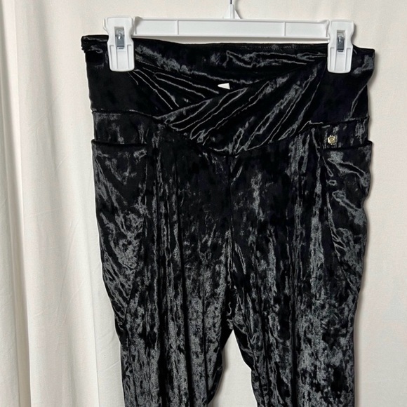 Fabletics Black Cross Waist Crushed Velour Leggings Size Large - Picture 4 of 10